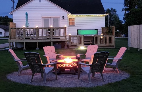 Gladstone House | Hot Tub House Kipling Cottages Deck Fire Pit 2 bed/1 bath Smart TVs WiFi