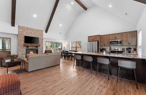 Branson House | Hot Tub + Huge Resort Pool + Ozark Views | 3BR Cabin