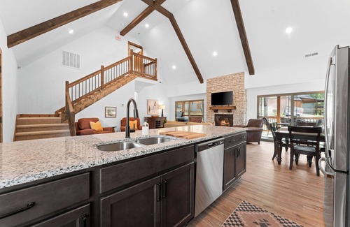 Branson House | Hot Tub + Huge Resort Pool + Ozark Views | 3BR Cabin