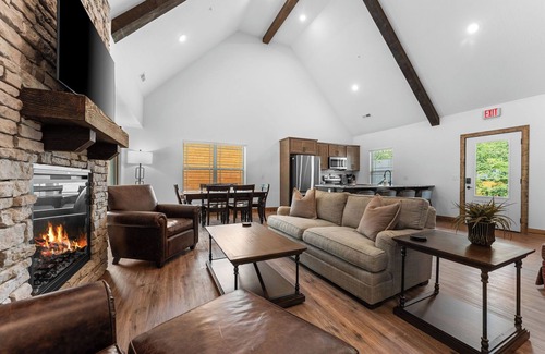 Branson House | Hot Tub + Huge Resort Pool + Ozark Views | 3BR Cabin