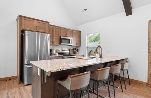 Branson House | Hot Tub + Huge Resort Pool + Ozark Views | 3BR Cabin
