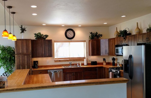 San Juan River Village House | Hot tub! Ideal location! Close to Wolf Creek & Pagosa! 2 car garage, Ping Pong!