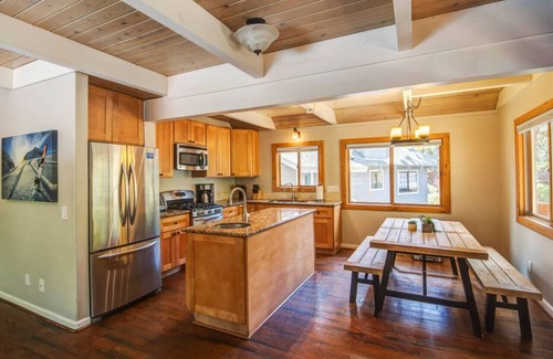 Pioneer Trail House | Hot Tub + Jungle Gym + Mini Pool Table