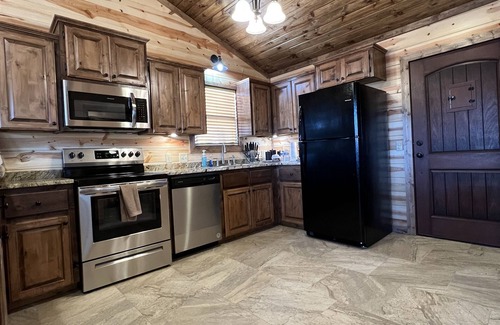 Smithville Cabin | Hot Tub! Just 25-30 Minutes N of Broken Bow Lake. Firepit! High Speed Wifi!
