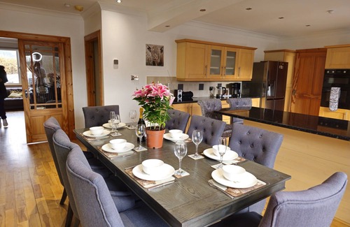 Arrochar House | Hot tub Karaoke Fruit machine Bar Cinema South facing garden Sleeps 8.