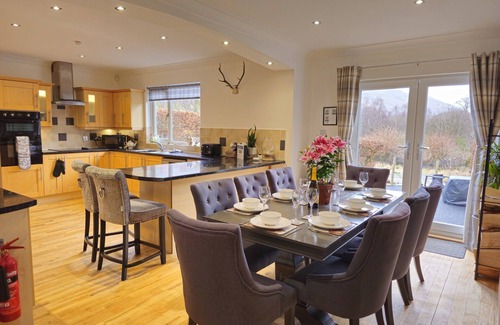 Arrochar House | Hot tub Karaoke Fruit machine Bar Cinema South facing garden Sleeps 8.