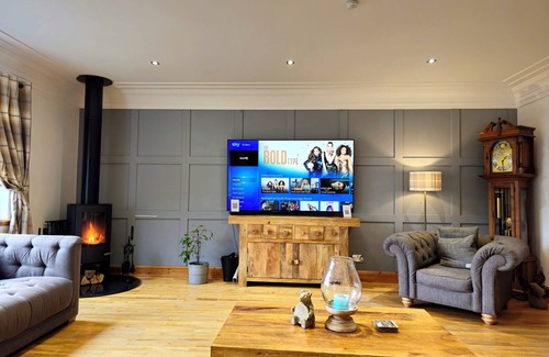 Arrochar House | Hot tub Karaoke Fruit machine Bar Cinema South facing garden Sleeps 8.