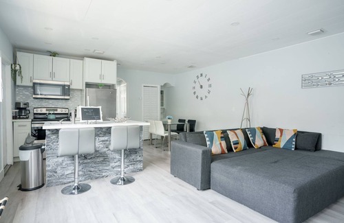 East Little Havana House | Hot Tub & King Bed - 8min From Airport, Beach & DT