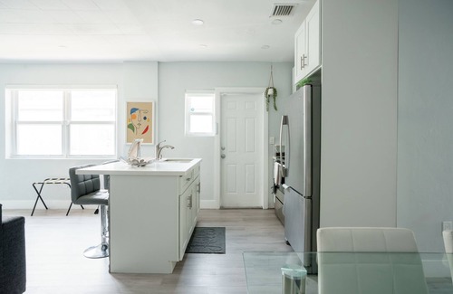 East Little Havana House | Hot Tub & King Bed - 8min From Airport, Beach & DT