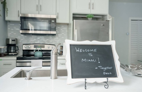 East Little Havana House | Hot Tub & King Bed - 8min From Airport, Beach & DT