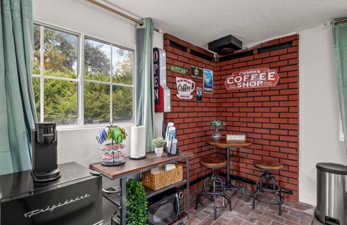 Oakhurst Apartment | Hot Tub, King Bed, Coffee Bar - Walk to town!