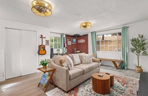 Oakhurst Apartment | Hot Tub, King Bed, Coffee Bar - Walk to town!