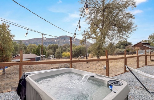 Oakhurst Apartment | Hot Tub, King Bed, Coffee Bar - Walk to town!