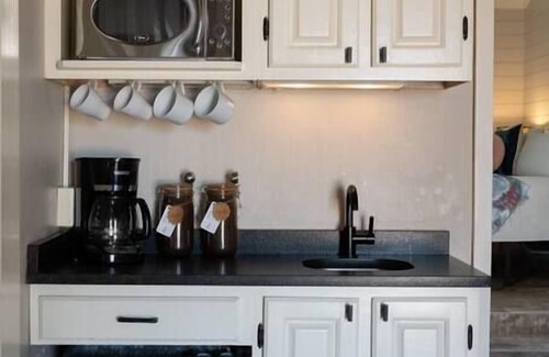 Fredericksburg House | Hot Tub, King Bed, Fireplace - The Cottage