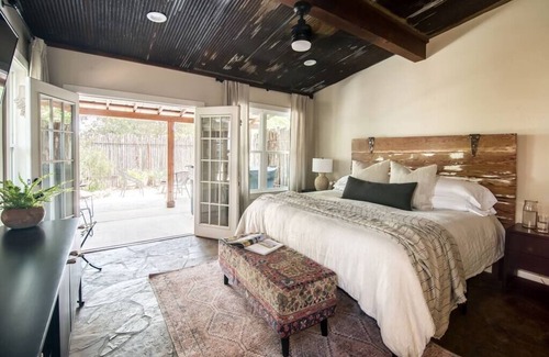 Fredericksburg House | Hot Tub, King Bed, Kitchenette, Private - The Barn
