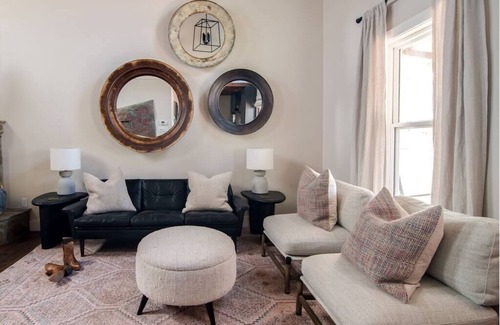 Fredericksburg House | Hot Tub, King Bed, Kitchenette, Private - The Barn