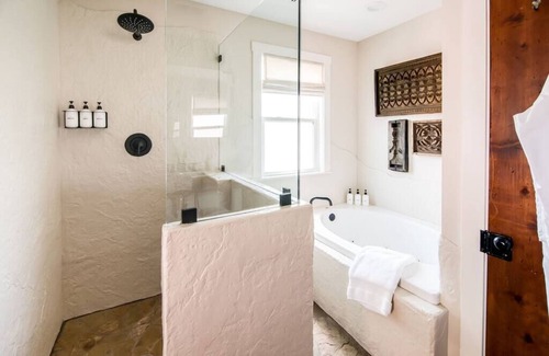 Fredericksburg House | Hot Tub, King Bed, Kitchenette, Private - The Barn