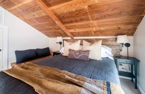 Fredericksburg House | Hot Tub, King Bed, Kitchenette, Private - The Barn