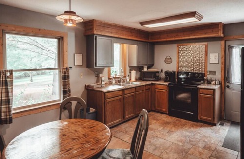 Rockbridge House | Hot Tub| King Bed | Private Forest |Old Mans Cave