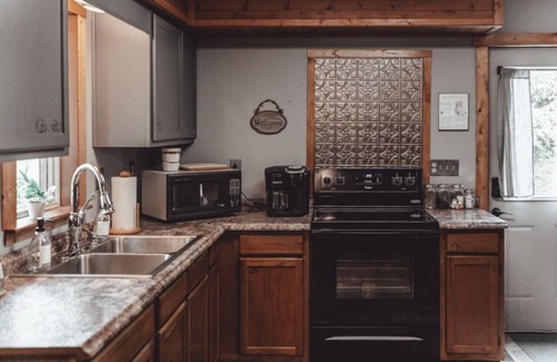 Rockbridge House | Hot Tub| King Bed | Private Forest |Old Mans Cave
