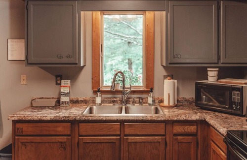 Rockbridge House | Hot Tub| King Bed | Private Forest |Old Mans Cave