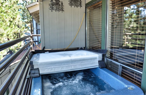 Tahoe Village Ski Chalet | HOT TUB KING BED SATELLITE INTERNET BBQ 2 KAYAKS AFFORDABLE CLEANING FEE.