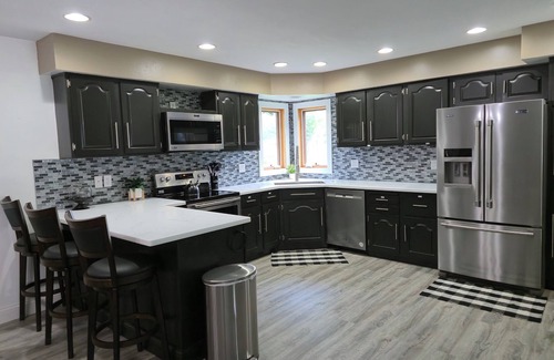 Leland House | Hot-tub/King Bed/Snowmobile Trail @ The Hemlock