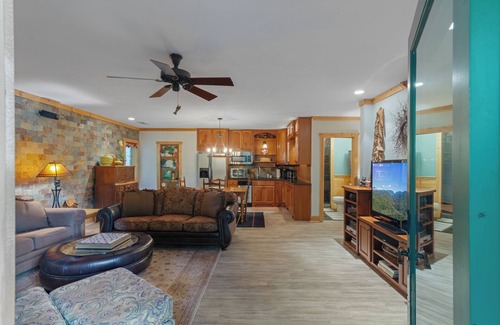 Dahlonega Apartment | ♨️Hot Tub🛏️King Bed🍷Wineries🌳Oasis🥾Hike🌎Comfy🔥Fire Pit⛲Pond 📺HDTV🍔Grill