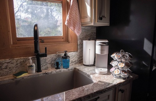 Knoxville Cabin | HOT TUB: KING COMFY BEDS : Convenient location to Downtown, Campus, West Knox