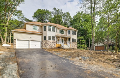 Tobyhanna Cottage | Hot Tub + Lake Access: Spacious Tobyhanna Home