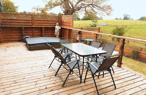 Congleton Apartment | Hot Tub, Lake View, Peaceful Woodland Retreat