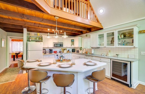 Lake Ariel Ski Chalet | HOT TUB, Lakes, Ski Hill, Golf, Game Room & Endless Foliage, Dog friendly