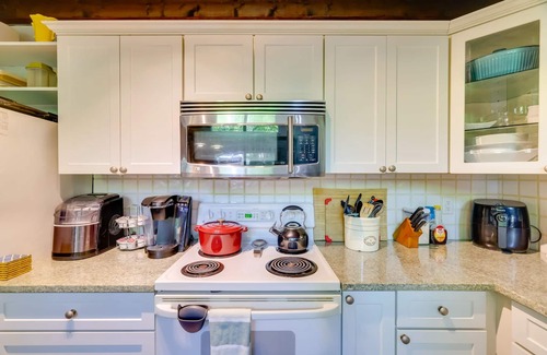 Lake Ariel Ski Chalet | HOT TUB, Lakes, Ski Hill, Golf, Game Room & Endless Foliage, Dog friendly