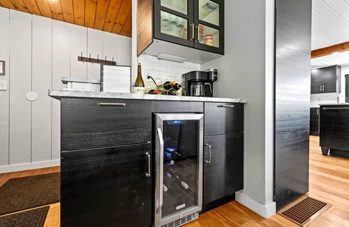 Milton House | Hot Tub, Lakeside, Private Beach, 2 Living Rooms, Sleeps up to 12