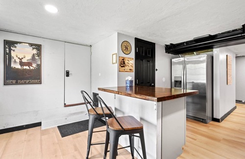 Milton House | Hot Tub, Lakeside, Private Beach, 2 Living Rooms, Sleeps up to 12