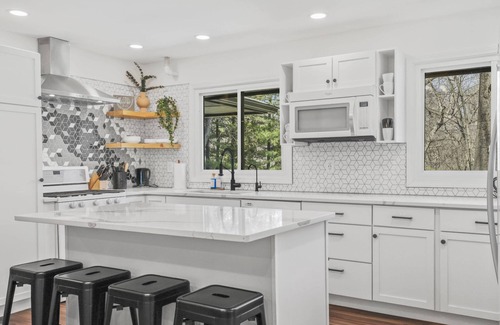 Loves Park House | HOT TUB + Large Groups + Fireplace + Game Room