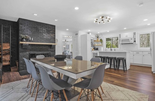 Loves Park House | HOT TUB + Large Groups + Fireplace + Game Room