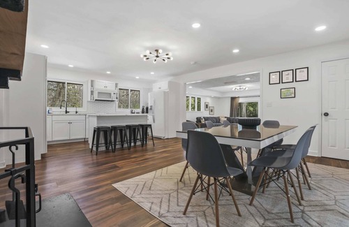 Loves Park House | HOT TUB + Large Groups + Fireplace + Game Room