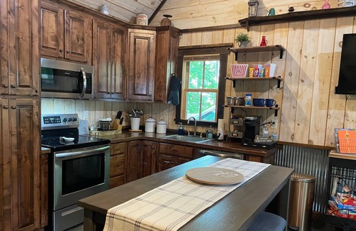 Rising Fawn Cabin | Hot Tub-Large Screened Porch,Fire Pit &Grill Area