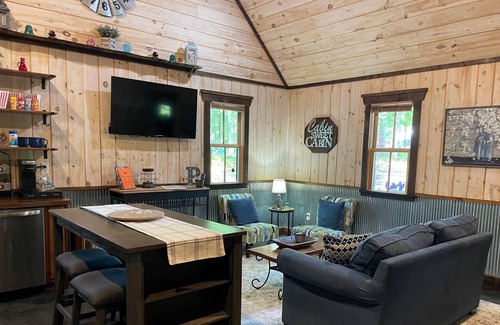 Rising Fawn Cabin | Hot Tub-Large Screened Porch,Fire Pit &Grill Area