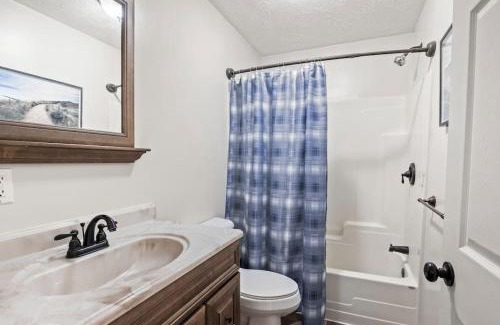 Lansing Apartment | Hot Tub! LRG Home! Sleeps 20!Near Ithaca! Dogs OK