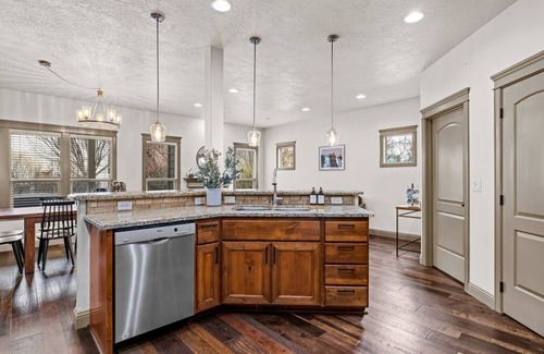 Southeast Boise House | Hot Tub- Luxury- 6 Bedrooms- 2 Patios
