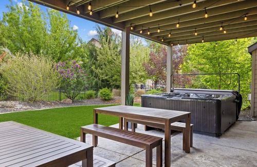 Southeast Boise House | Hot Tub- Luxury- 6 Bedrooms- 2 Patios