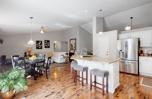 Erie House | Hot Tub, Luxury King Bed & Yard Games ~ Quiet & Serene w Incredible Yard