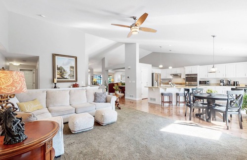 Erie House | Hot Tub, Luxury King Bed & Yard Games ~ Quiet & Serene w Incredible Yard