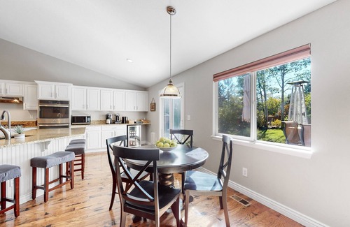 Erie House | Hot Tub, Luxury King Bed & Yard Games ~ Quiet & Serene w Incredible Yard