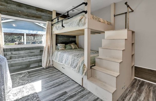 Porter House | Hot tub Mega Space Free Coffee Wifi Roku TV smart TV all bedrooms