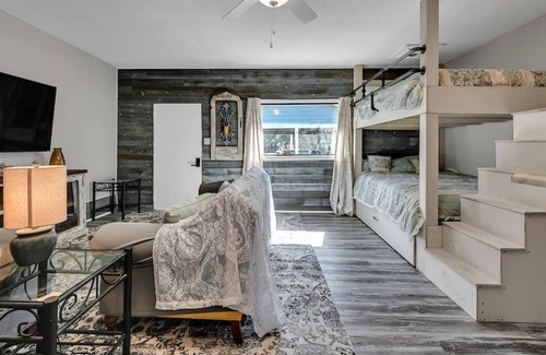 Porter House | Hot tub Mega Space Free Coffee Wifi Roku TV smart TV all bedrooms