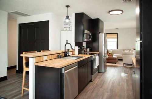 George Haywood's Lakefront Apartment | Hot tub, Modern Cottage, Wineries, Geneva, SPIRE, Perry