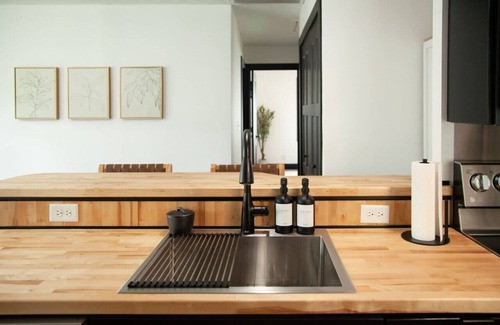 George Haywood's Lakefront Apartment | Hot tub, Modern Cottage, Wineries, Geneva, SPIRE, Perry